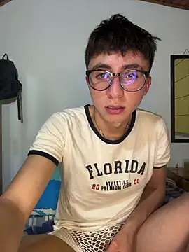 Snapshot of CamiRojas_boy chatting on June 20, 2026, 3:44 am CamiRojas boy online show from June 20, 2026, 3:44 am