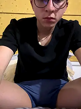 Snapshot of CamiRojas_boy chatting on September 13, 2025, 4:01 am CamiRojas boy online show from September 13, 2025, 4:01 am