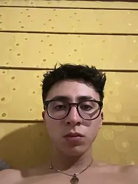 Snapshot of CamiRojas_boy chatting on September 18, 2025, 3:31 am CamiRojas boy online show from September 18, 2025, 3:31 am