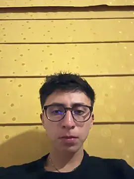 Snapshot of CamiRojas_boy chatting on September 22, 2025, 4:18 am CamiRojas boy online show from September 22, 2025, 4:18 am