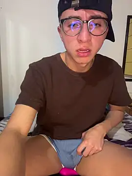 Snapshot of CamiRojas_boy chatting on June 16, 2026, 4:01 am CamiRojas boy online show from June 16, 2026, 4:01 am