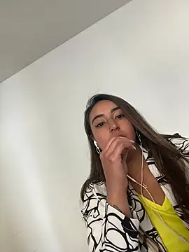 Snapshot of Vaiolet_a chatting on July 3, 2026, 3:29 pm Vaiolet a online show from July 3, 2026, 3:29 pm