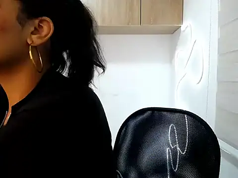 Danna Ross  online show from December 3, 2025, 3:29 am