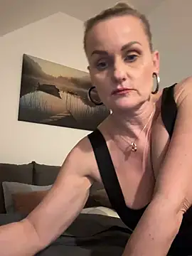 Snapshot of Daryyna chatting on October 2, 2025, 5:49 pm Daryyna online show from October 2, 2025, 5:49 pm