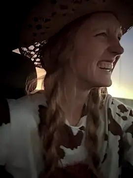 Snapshot of GoldenFlameGoddess chatting on November 3, 2025, 1:22 am GoldenFlameGoddess online show from November 3, 2025, 1:22 am