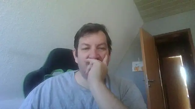 Snapshot of Golffahrer1982 chatting on November 6, 2025, 9:35 am Golffahrer1982 online show from November 6, 2025, 9:35 am