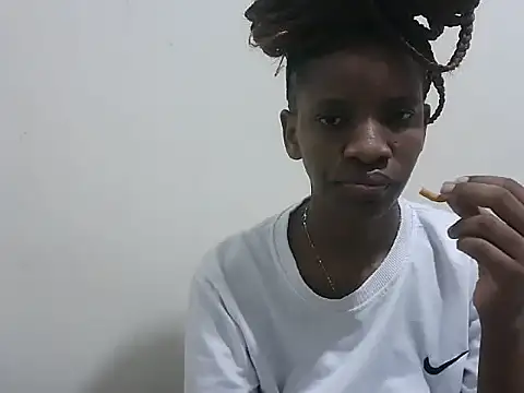 Snapshot of prettybeee chatting on February 5, 2026, 11:55 pm prettybeee online show from February 5, 2026, 11:55 pm