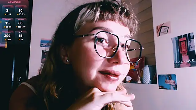 Cosmo Riri online show from April 23, 2026, 1:46 pm