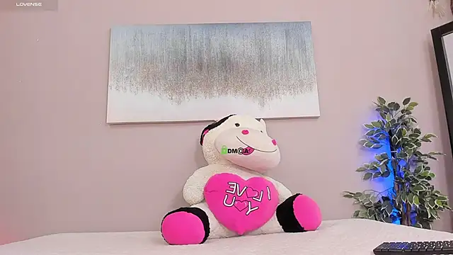 Briana Wells  online show from November 5, 2025, 1:58 pm