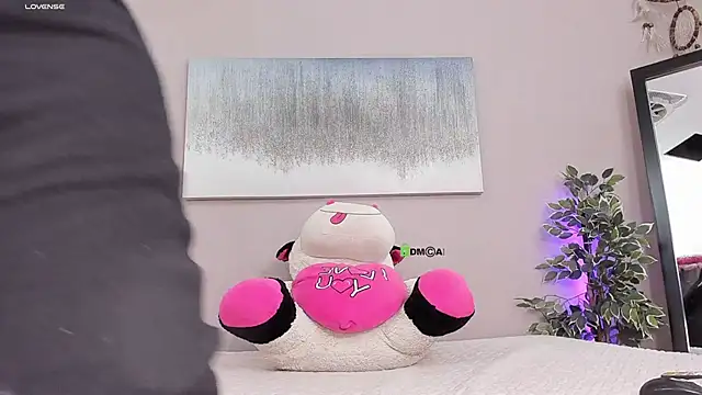 Briana Wells  online show from October 21, 2025, 2:16 pm