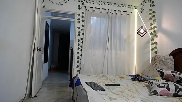 Snapshot of ivonne__hott1 chatting on December 20, 2025, 12:57 am ivonne hott1 online show from December 20, 2025, 12:57 am