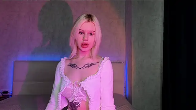 LisaDenvinn online show from September 24, 2025, 3:24 am