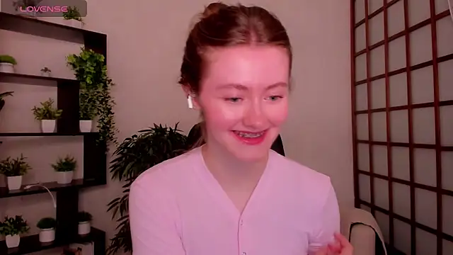 Snapshot of KateCuddle chatting on June 15, 2026, 2:45 am KateCuddle online show from June 15, 2026, 2:45 am