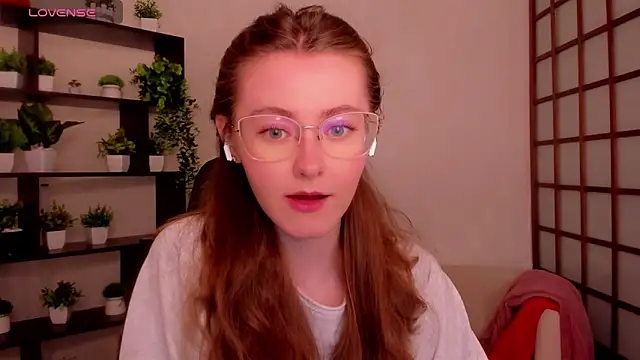 Snapshot of KateCuddle chatting on May 18, 2026, 2:33 am KateCuddle online show from May 18, 2026, 2:33 am