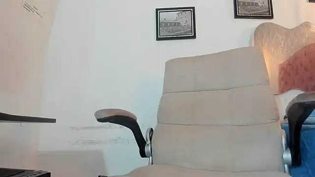 SHARICK GRECO online show from April 18, 2026, 1:02 pm