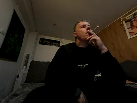 Snapshot of steveindahouse chatting on October 25, 2025, 4:00 am steveindahouse online show from October 25, 2025, 4:00 am