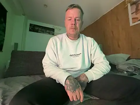 Snapshot of steveindahouse chatting on October 17, 2025, 4:16 am steveindahouse online show from October 17, 2025, 4:16 am