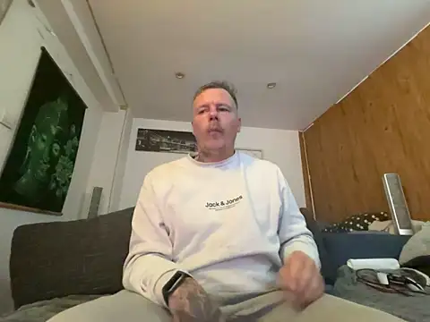 Snapshot of steveindahouse chatting on October 19, 2025, 3:15 pm steveindahouse online show from October 19, 2025, 3:15 pm
