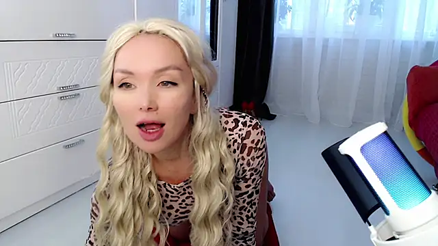 WhiteBunny online show from October 14, 2025, 10:38 am