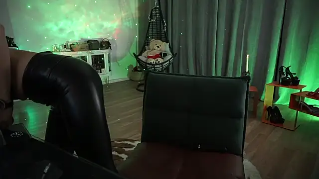 LaraPunkt online show from April 23, 2026, 8:32 am