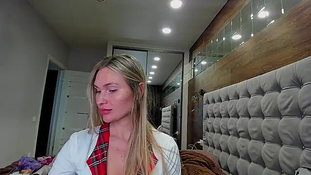 Snapshot of FitKate chatting on December 11, 2024, 4:39 am FitKate online show from December 11, 2024, 4:39 am