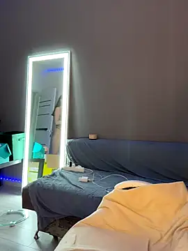 julia fly online show from December 2, 2025, 8:49 am