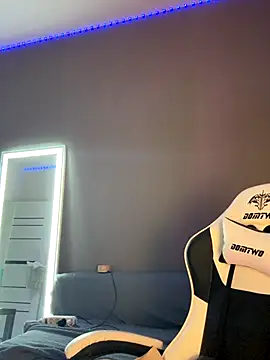 julia fly online show from January 7, 2026, 10:31 am