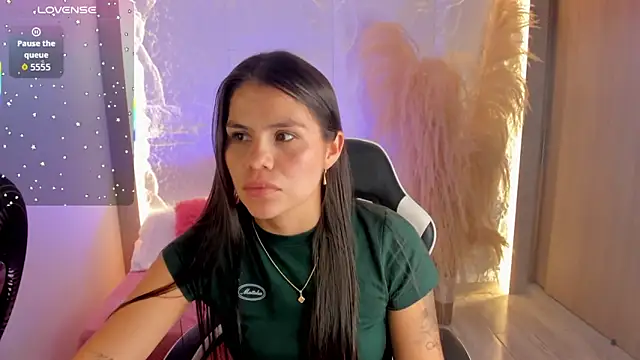 dominique25  online show from April 1, 2026, 3:41 am