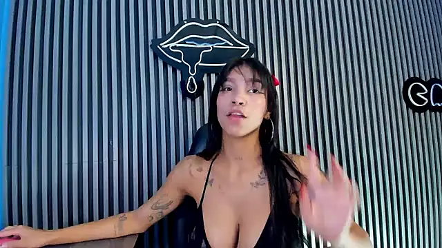 LauraAristizabal online show from February 18, 2025, 3:31 pm