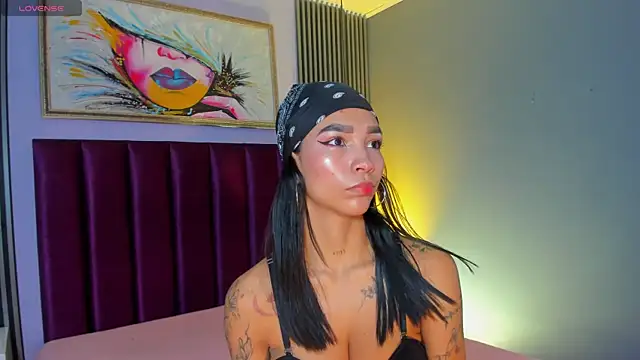 LauraAristizabal online show from April 4, 2026, 12:12 pm