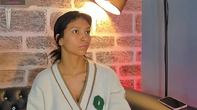 LauraAristizabal online show from October 12, 2025, 12:39 pm