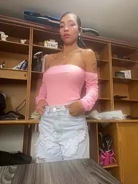 Snapshot of LauraAristizabal chatting on April 23, 2026, 12:29 pm LauraAristizabal online show from April 23, 2026, 12:29 pm