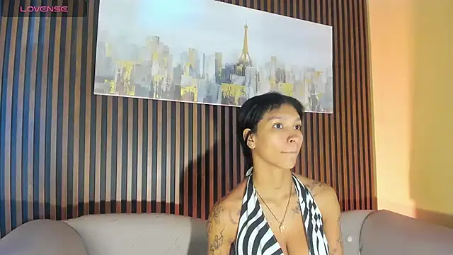 LauraAristizabal online show from October 7, 2025, 12:50 pm