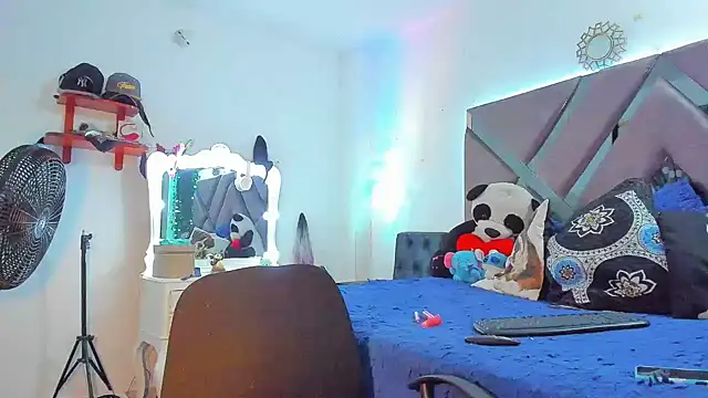 alondrahotxtf  online show from November 2, 2025, 9:42 pm