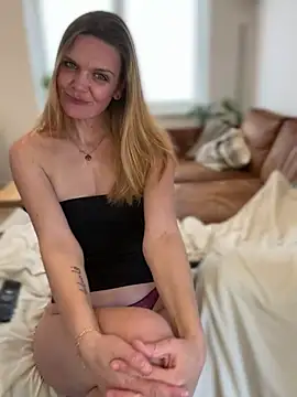 Snapshot of Suesse_Schnitte chatting on March 20, 2025, 12:22 pm Suesse Schnitte online show from March 20, 2025, 12:22 pm