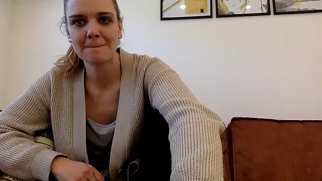 Snapshot of Suesse_Schnitte chatting on February 14, 2025, 8:52 am Suesse Schnitte online show from February 14, 2025, 8:52 am