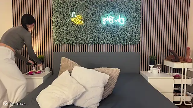 LizaRoxx online show from October 7, 2025, 7:15 pm