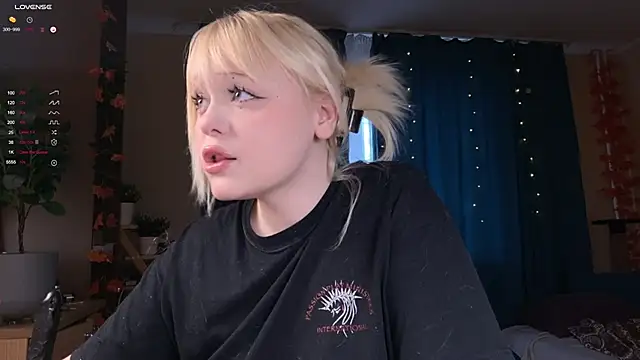 LisaLaas online show from November 9, 2025, 8:51 am