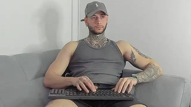 Snapshot of _jamesleandros1 chatting on November 17, 2025, 5:28 pm jamesleandros1 online show from November 17, 2025, 5:28 pm