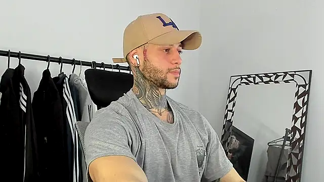  jamesleandros1 online show from December 14, 2025, 7:52 pm