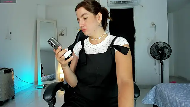 perlacobre999 online show from February 18, 2026, 5:09 pm