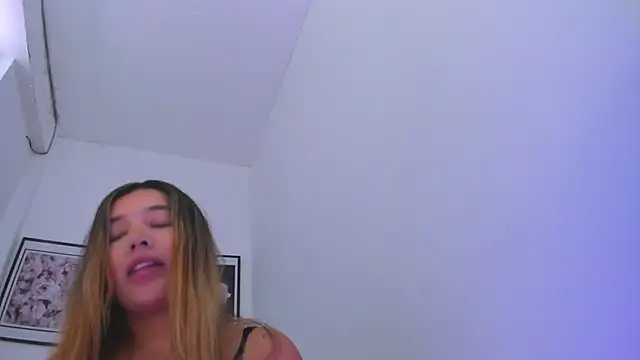 sofihill01 online show from September 22, 2025, 7:09 pm