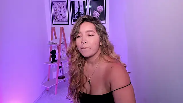 sofihill01 online show from October 4, 2025, 9:05 pm