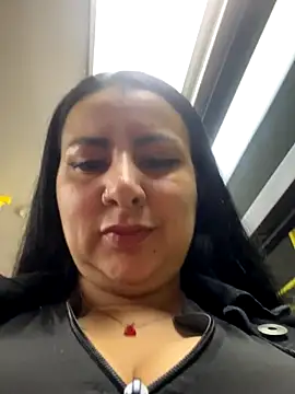 Abril Luv online show from October 9, 2025, 1:17 am