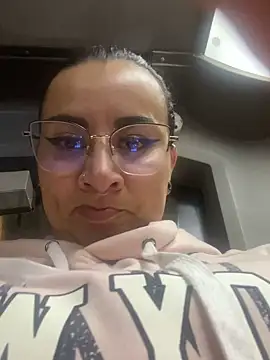 Abril Luv online show from March 4, 2025, 1:01 am
