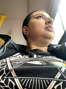 Abril Luv online show from October 7, 2025, 12:17 pm