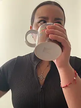 Abril Luv online show from February 10, 2026, 1:21 pm