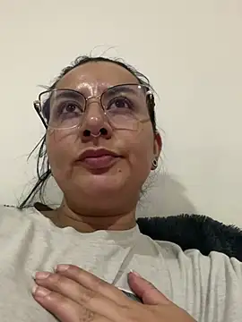 Abril Luv online show from March 7, 2025, 12:01 pm