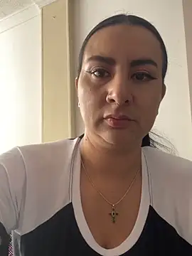 Abril Luv online show from September 9, 2025, 1:42 pm