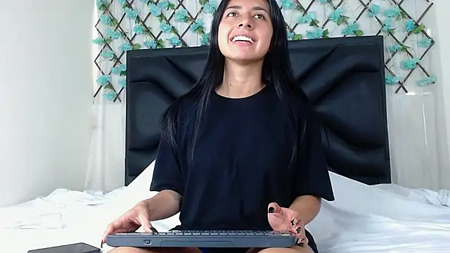 Snapshot of EmmaWilliamss chatting on October 8, 2025, 3:35 pm EmmaWilliamss online show from October 8, 2025, 3:35 pm